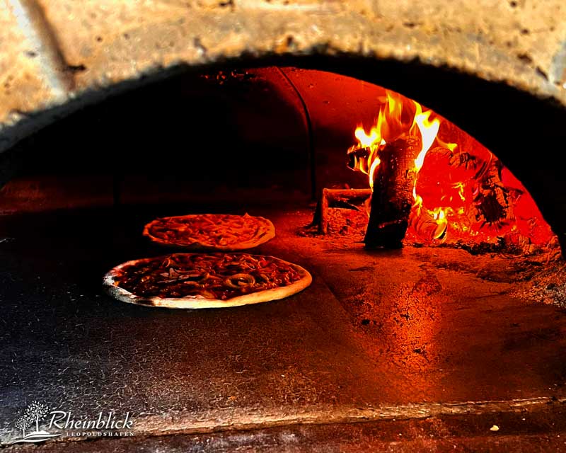Pizza aus dem Holzofen Pizza aus dem Holzofen